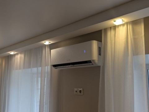 Елена из Томска выбрала комфорт и стиль вместе с компанией «Буран Климат» — установка сплит-системы Royal Thermo Diamond DC