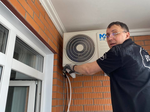 Установка кондиционера соседям в Новосибирске — быстрый монтаж на Ипподромской, 48 от «Буран»