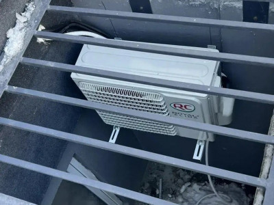 Довеска сплит-системы ROYAL Clima RENAISSANCE 2025 в офисе Барнаула — аккуратный монтаж после ремонта на ул. Гоголя, 52